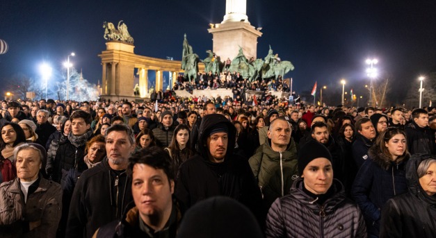 Az egész világon egyedülálló tüntetést tartottak péntek este a Hősök terén